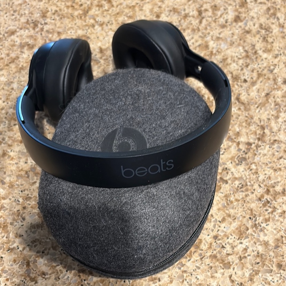 Beats by Dre Black Wireless Headphones